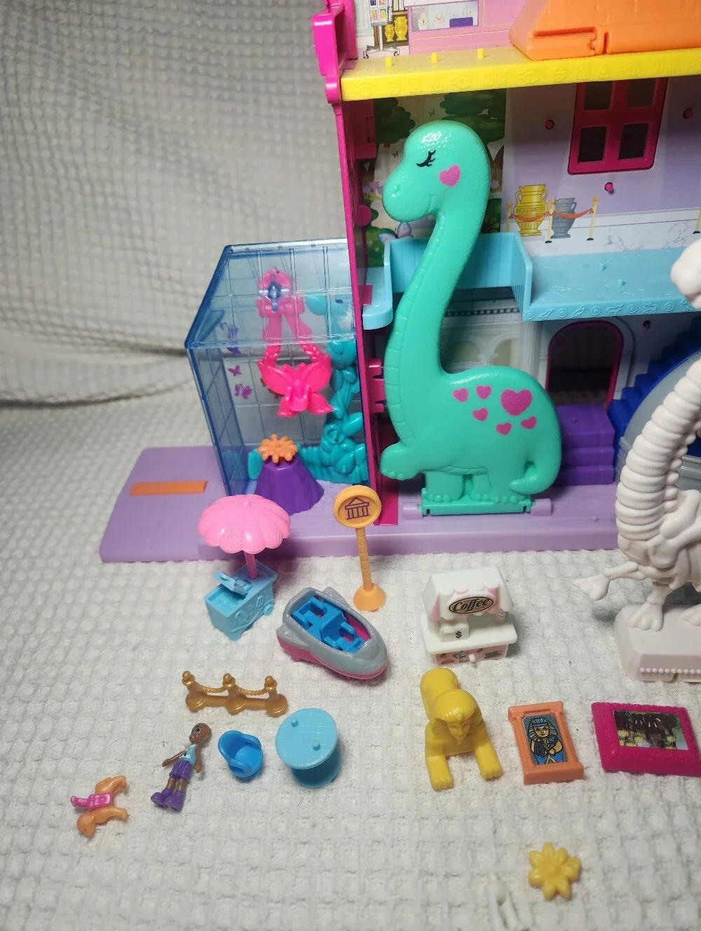POLLY POCKET™ STARRING SHANI™ POLLYVILLE™ MIGHTY MUSEUM™ Playset Includes 17 Pcs